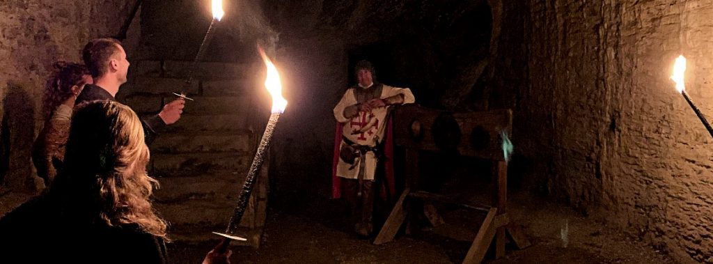 Bezoek aan de folterkamer tijdens de fakkeltocht in het kasteel van Bouillon