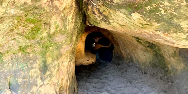 Een beeld van de galerijen in de zandstenen grotten